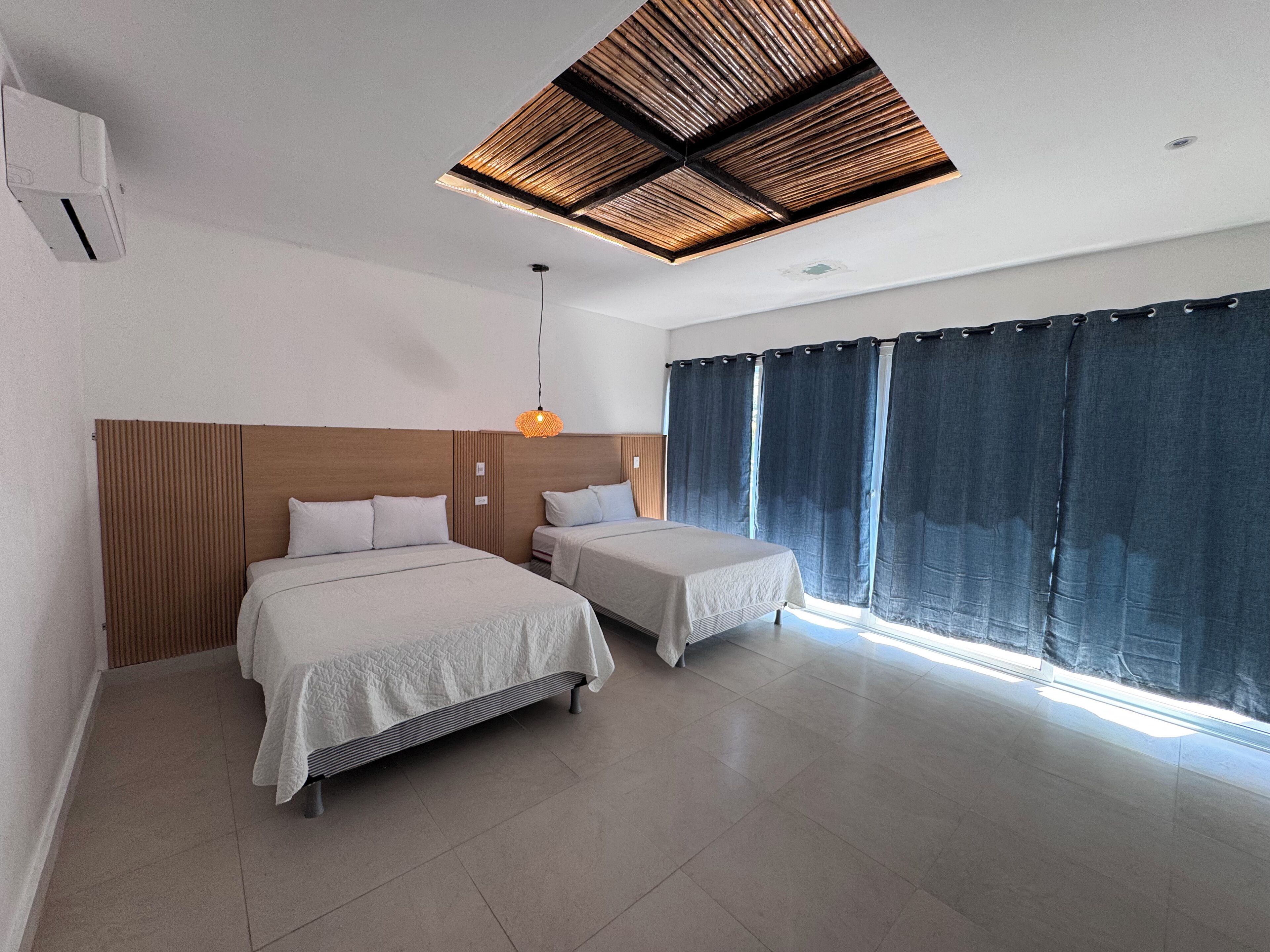 Cubrecamas, wifi gratis y ropa de cama 