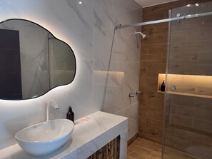 Dusche, Bidet, Handtücher, Seife
