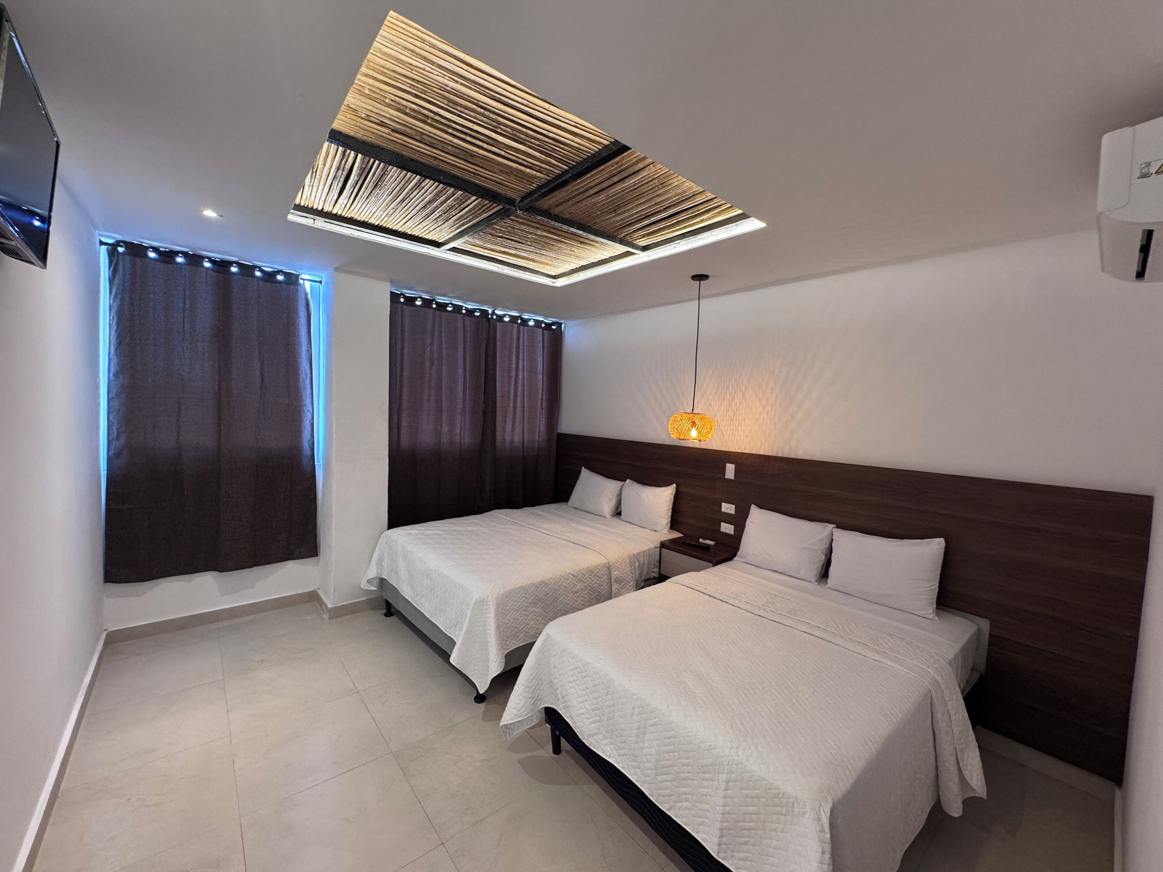 Quarto conforto, 2 camas de casal | Edredons de pluma, Wi-Fi de cortesia, roupa de cama