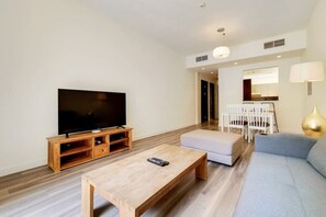 Smart TV - Cosy 1 Bedroom l Ground Floor with Pool View (Jumeirah Village Circle)