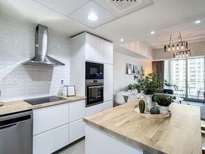 Réfrigérateur, micro-ondes, four, plaque de cuisson