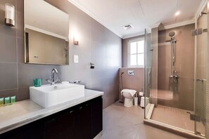 Articles de toilette (gratuits), séchoir à cheveux, serviettes fournies