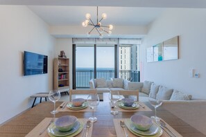 TV - 5242 Tower - Bright One Bedroom with Sea View (Dubai Marina)