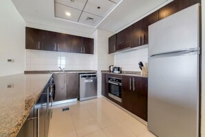 Køleskab, mikrobølgeovn, ovn, kogeplade