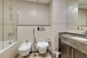 Hair dryer, towels - Tranquil 2 Bed I City & Sea Views I Close to Beach (Dubai Marina)