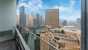 Een hoog gebouw met uitzicht op de skyline, inclusief andere hoge gebouwen en een rivier.