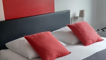 Tweepersoonskamer | Een bureau, reisbedje, gratis wifi, beddengoed