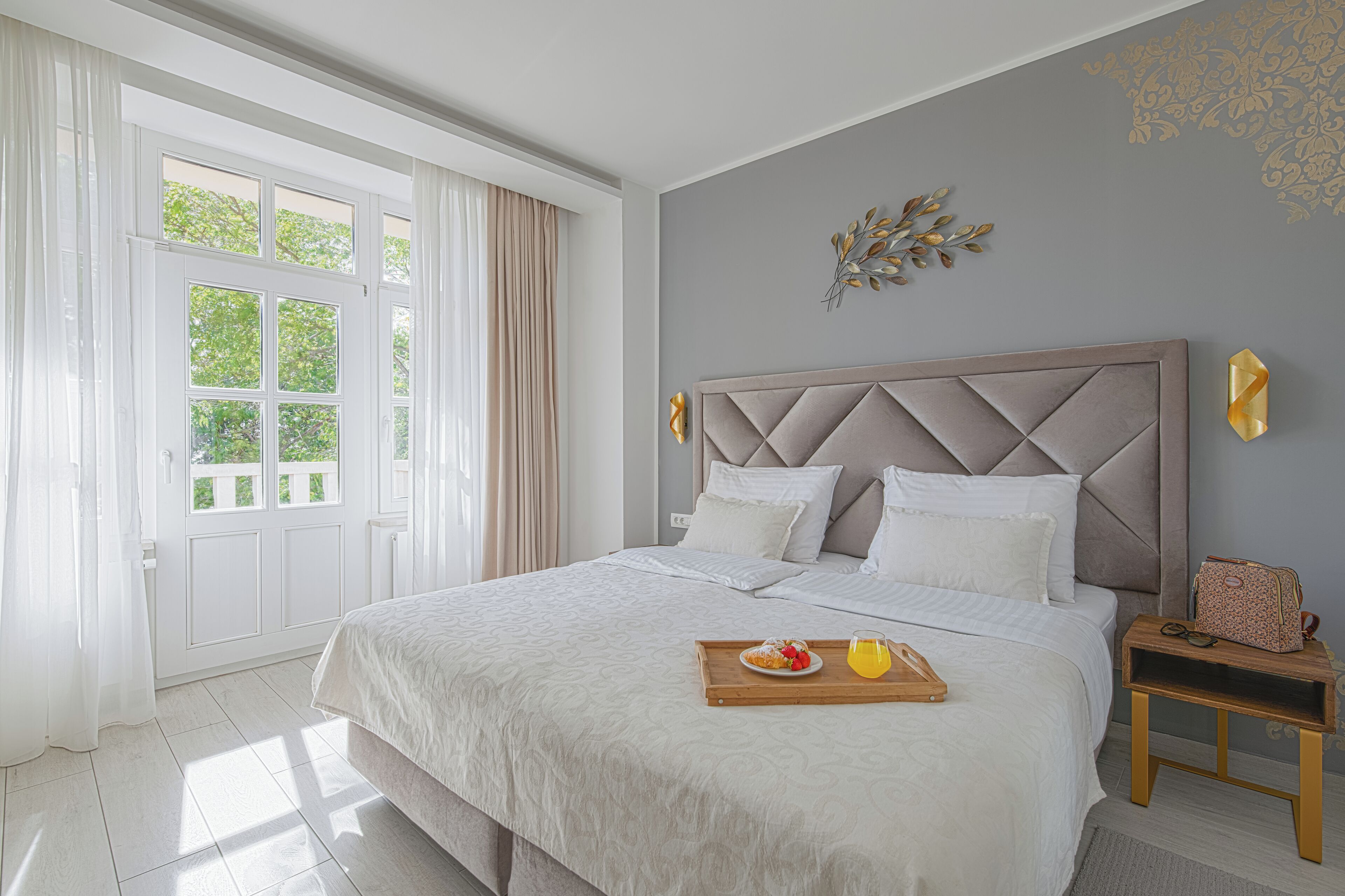 Kahden hengen deluxe-huone, parveke, merinäköala | Ylelliset vuodevaatteet, minibaari, tallelokero huoneessa, työpöytä