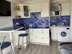 Een koelkast, een microgolfoven, een oven, een kookplaat