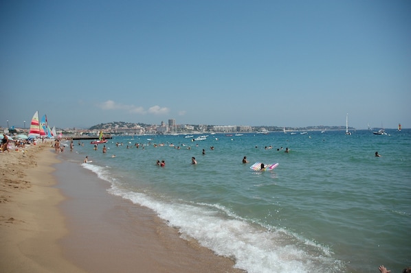 plage de Fréjus. On aperçoit au loin Saint Raphaël