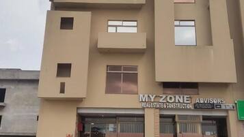 Vista frontal de la propiedad