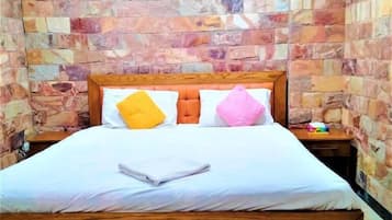 Tabla de planchar con plancha, wifi gratis y ropa de cama