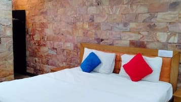 Deluxe Room | Iron/ironing board, free WiFi, bed sheets