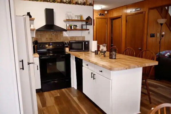 Four à micro-ondes, un four, surface de cuisson, lave-vaisselle