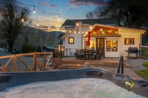 7 Miles to DT AVL, Hot Tub, Mountain View, Fenced Yard, Pet-Friendly