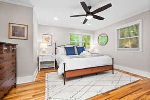4 habitaciones, escritorio y tabla de planchar con plancha