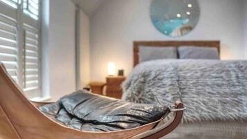 2 bedrooms, desk, soundproofing, iron/ironing board