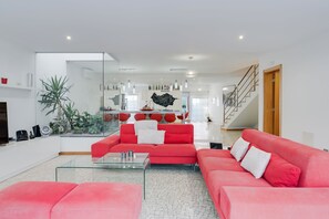 200-cm flat-screen TV with cable channels, TV - Casa Clarisse (Funchal)