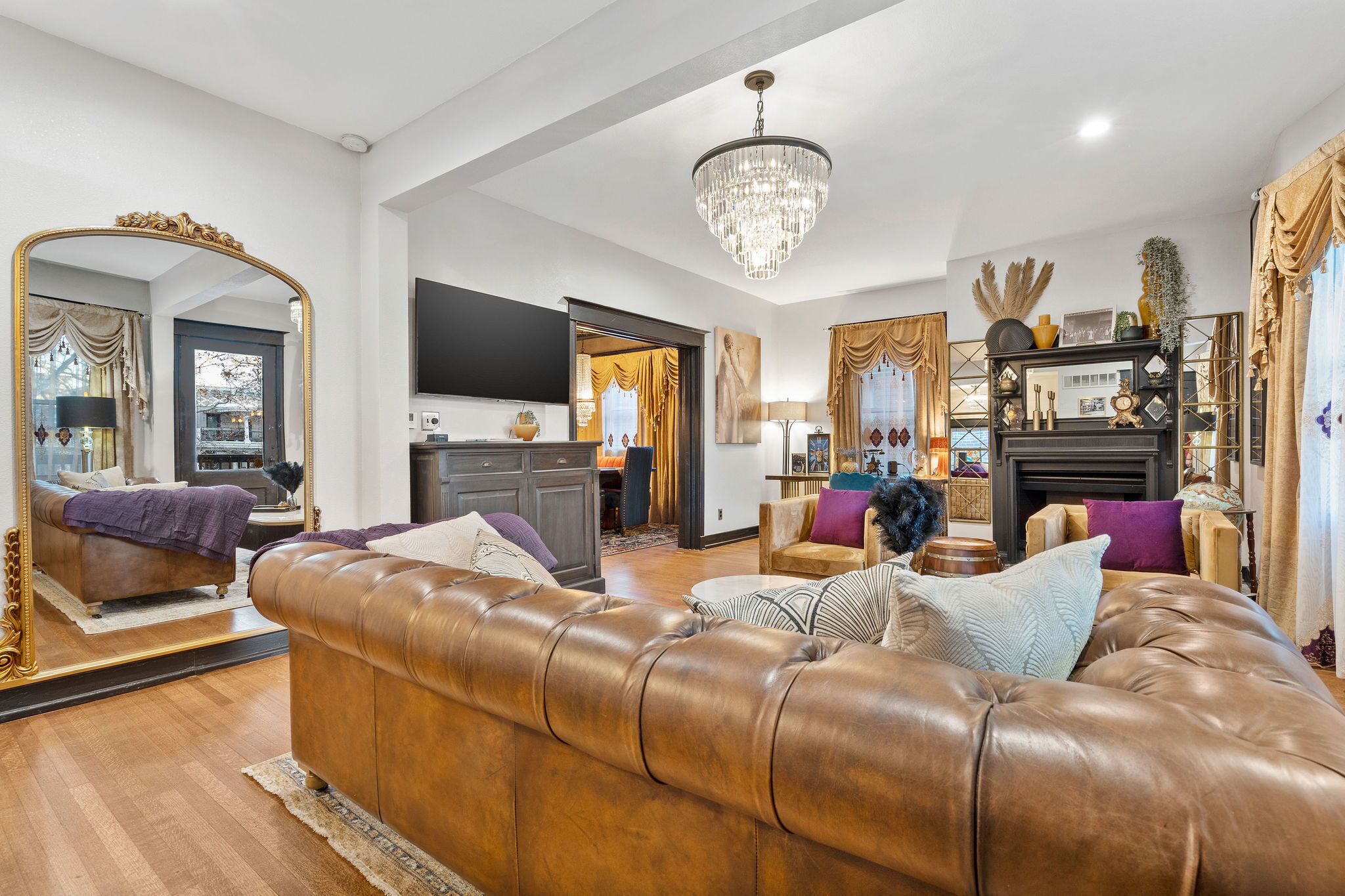 智能电视、壁炉、书、办公室