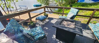 Dry cabin on Big Lake with Lake access, shared dock with private deck. 