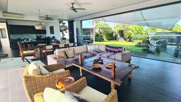 Luxe villa | Woonruimte | Een 2-inch smart-tv met digitale zenders, een televisie en Netflix