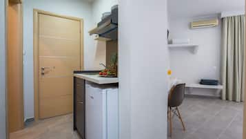 Apartamento standard | Cozinha americana privada | Geladeira, lava-louças, talheres/pratos/utensílios de cozinha