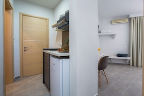 Apartament estàndard | Cuina bàsica privada | Frigorífic, rentaplats i utensilis de cuina, vaixella i coberteria 