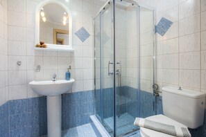 Deluxe Apartment | Bathroom | Free toiletries, hair dryer - Villa Oasis (Thasos)
