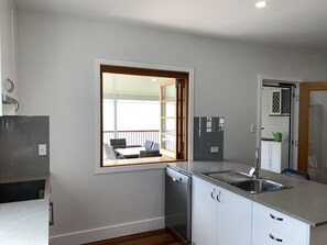 Fridge, microwave, oven, stovetop - House in Belmont fully renovated (Belmont)