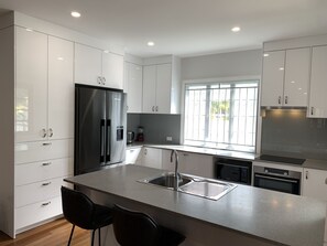 Fridge, microwave, oven, stovetop - House in Belmont fully renovated (Belmont)