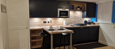 Kühlschrank, Mikrowelle, Herdplatte, Wasserkocher mit Kaffee-/Teezubehör