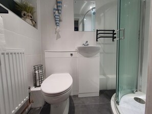 Suihku, hiustenkuivaaja, pyyhkeet, saippua