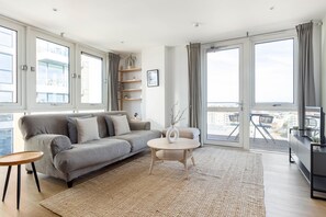 公寓 | 起居區 | 32-吋平面電視、有線頻道、電視