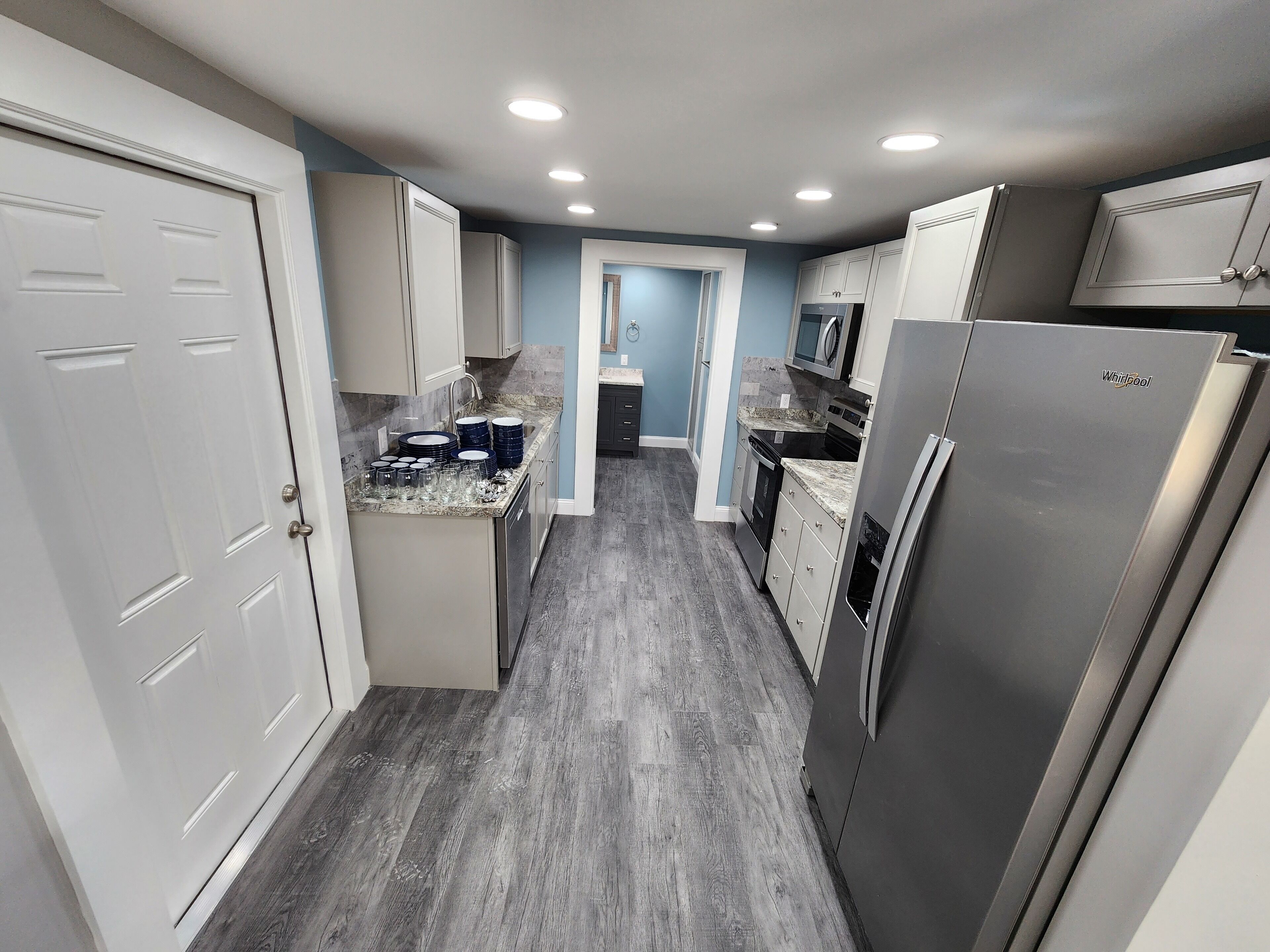 Een magnetron, een oven, een kookplaat, een vaatwasser