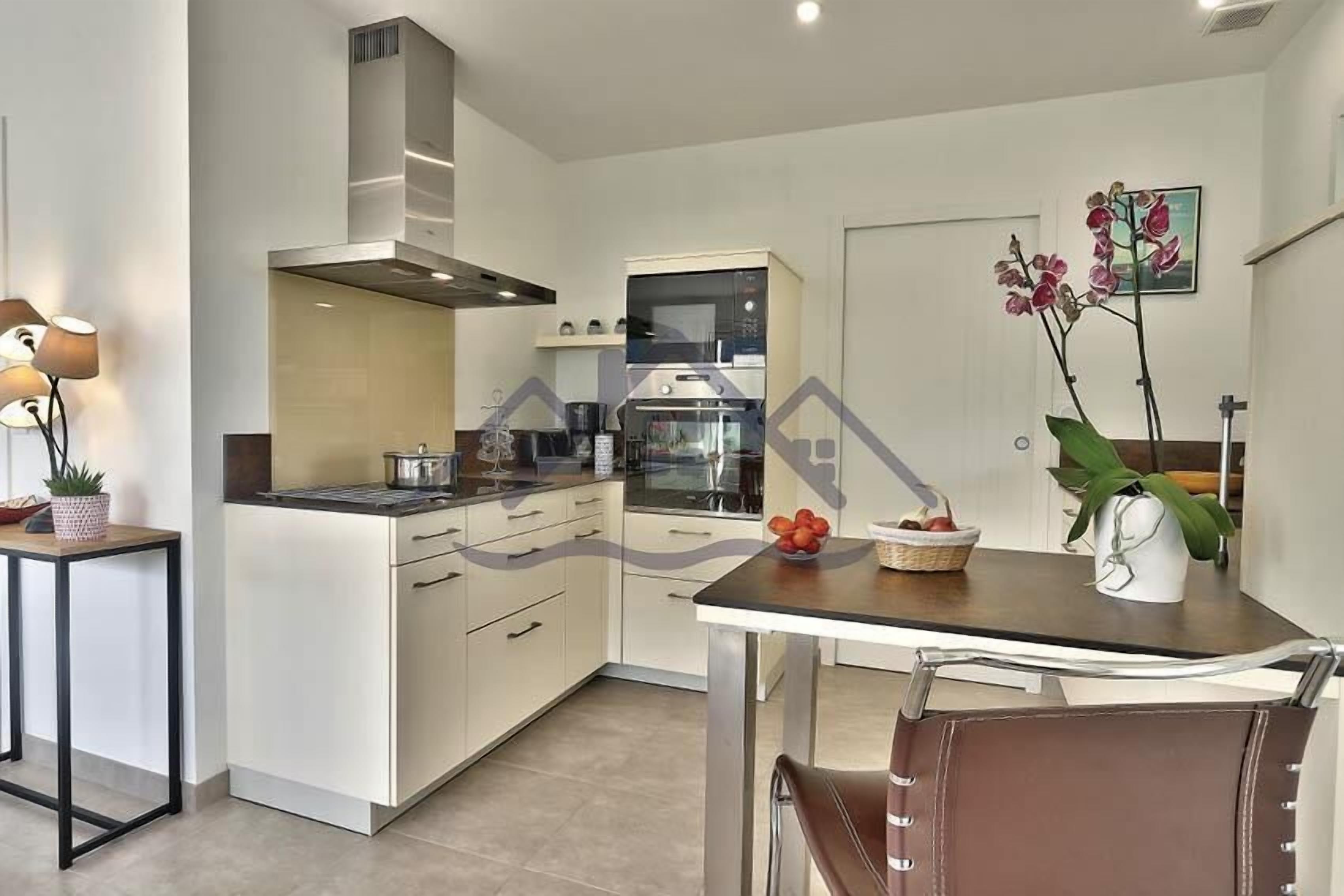 Frigorífico, microondas, cafetera o tetera y utensilios de cocina