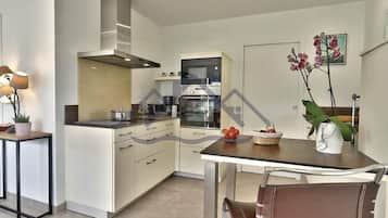 Réfrigérateur, micro-ondes, cafetiÚre/bouilloire