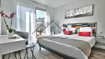 3 bedrooms, travel crib, internet