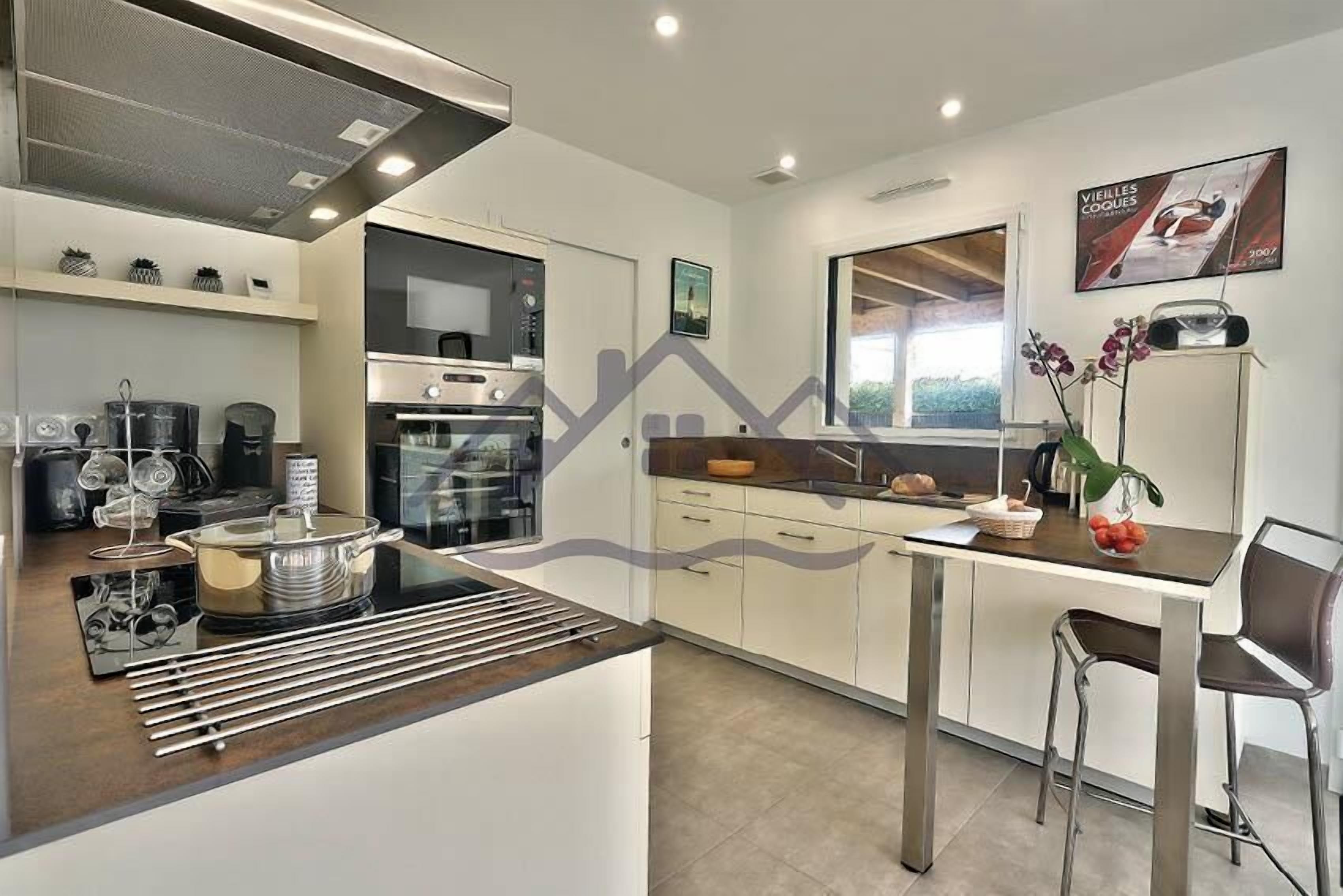 Køleskab, mikrobølgeovn, kaffe-/temaskine