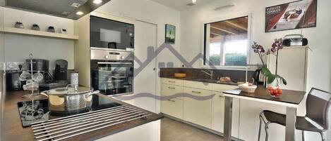 冰箱、微波炉、茶具/咖啡用具、厨具/餐具