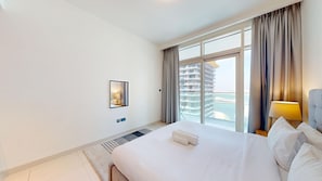 Une chambre d’hôtel avec un grand lit, une vue sur un immeuble et une fenêtre avec des rideaux.