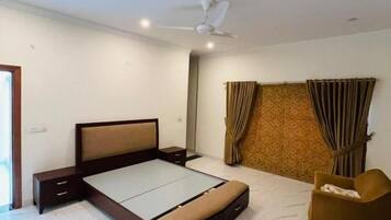 Deluxe Double Room | Iron/ironing board, free WiFi