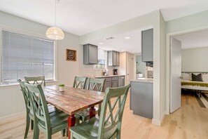 Dining - Palm Tree Suite - Beach days are here! (St. Augustine Beach)