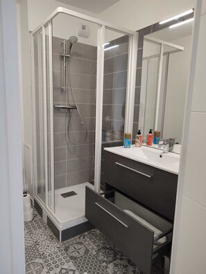Haartrockner, Handtücher, Seife, Shampoo