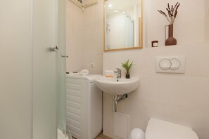 Shower, shampoo - Climate Studio in Downtown | Smart TV | Center (Warszawa)