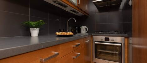 Kühlschrank, Ofen, Herdplatte, Wasserkocher mit Kaffee-/Teezubehör