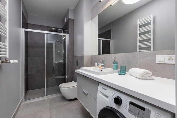 Dusche, kostenlose Toilettenartikel, Shampoo