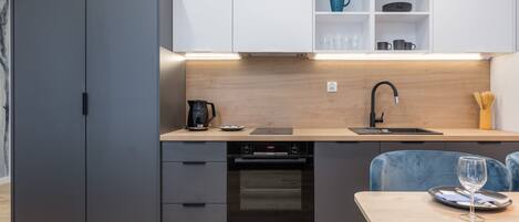 Geladeira, fogão, cooktop, lava-louças