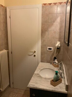 Suihku, hiustenkuivaaja, bidee, pyyhkeet