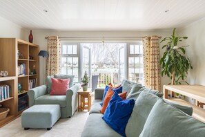 Smart TV, ping pong, books, stereo