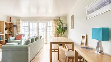 Smart TV, table tennis, books, stereo